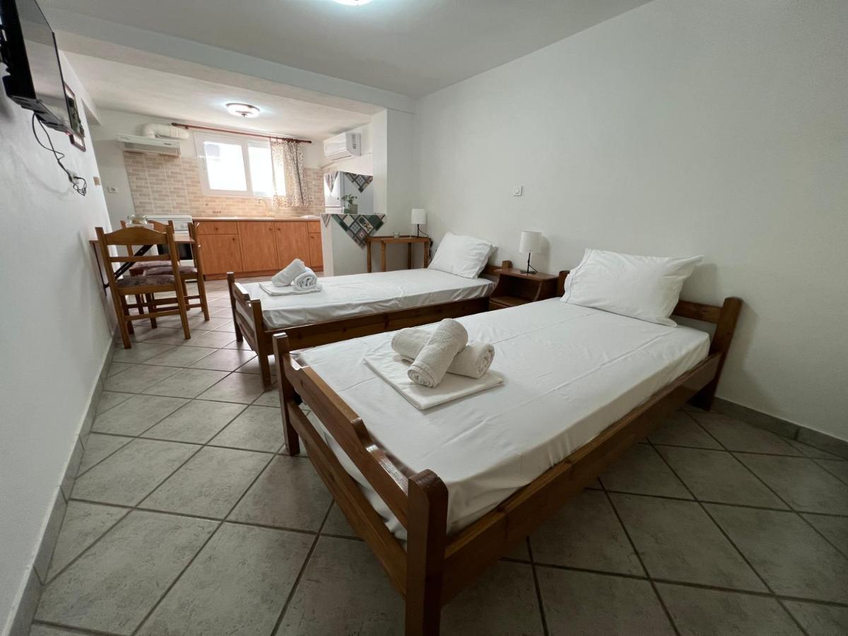 Athina Rooms Karvounades Kültér fotó