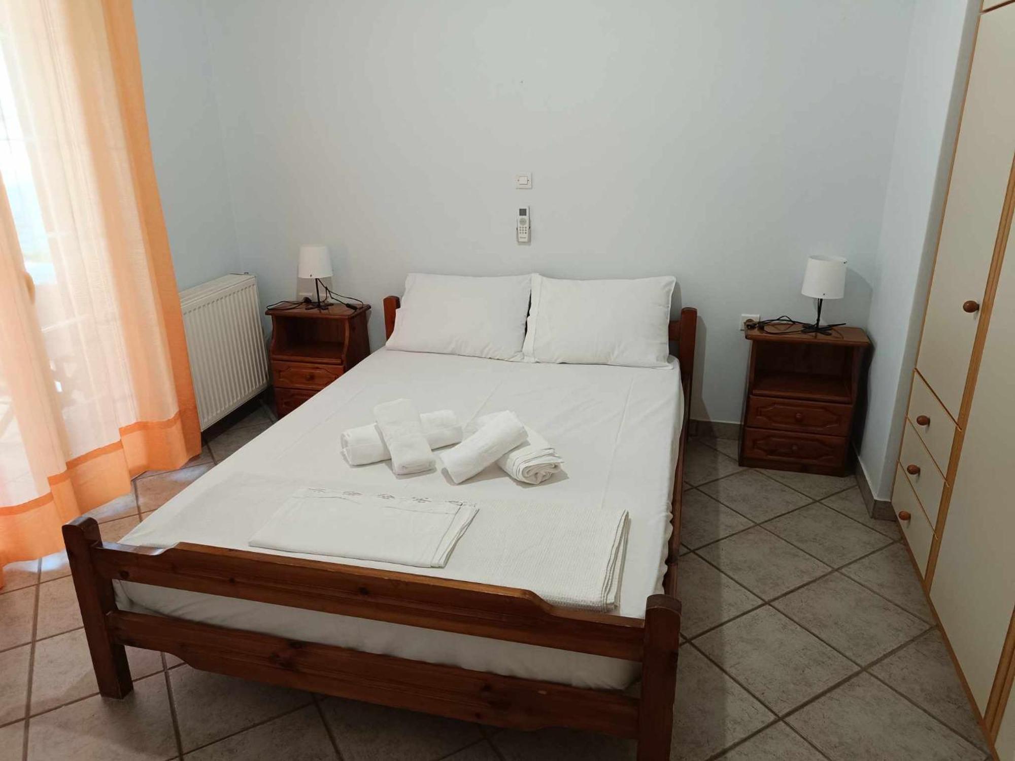 Athina Rooms Karvounades Kültér fotó